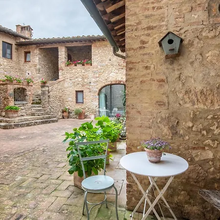 Countryhometuscany - Courtyard