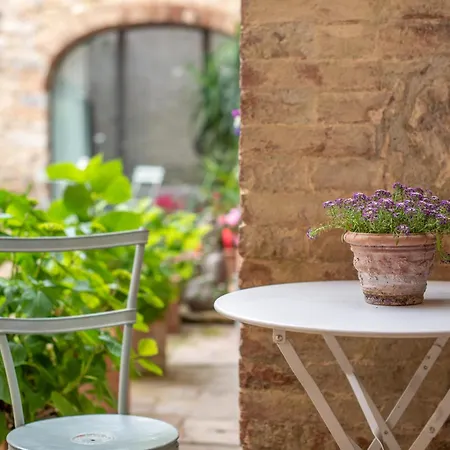 Countryhometuscany - Courtyard *